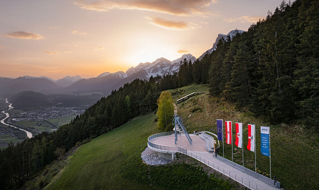 friedensglocke-moesern-zur-sonnenuntergangsstimmung-im-fruehling-blick-ins-inntal-3