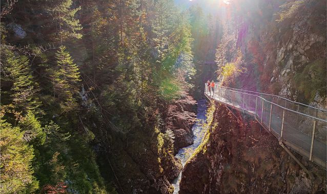 Geisterklamm im Herbst_Drohnenaufnahme_zwei Frauen auf dem Steg mit Flusslauf