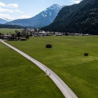 Gravelbiker auf der Strasse in Unterleutasch mit Blick Richtung Oberleutasch