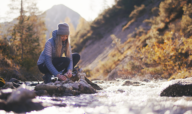 Herbst in der Region Seefeld - Pause am Bach im Eppzirl bei Scharnitz im Naturpark Karwendel