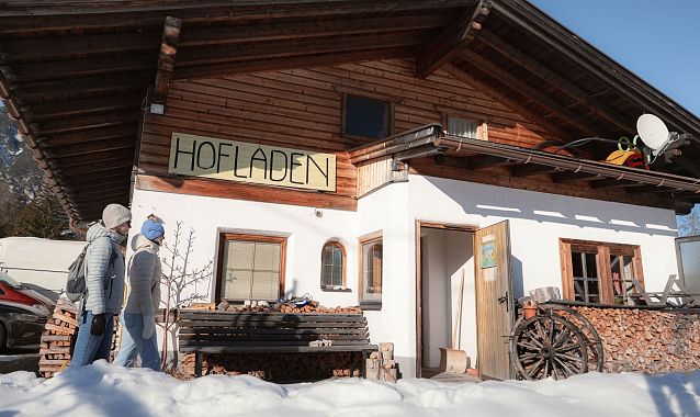 Hofladenrunde im Winter_zwei Frauen bei Thoamlhof laufen zum Hofladen