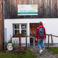 hofladenrunde-leutasch-frau-geht-auf-hofladen-wirtseppelerhof-zu