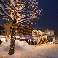 Lichtinstallationen am Dorfplatz in Seefeld während es schneit_1