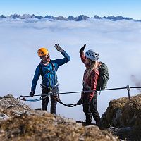 Mann und Frau auf Klettersteig an der Reither Spitze
