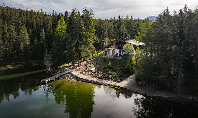 Möserer See im Frühling bei Morgenstimmung - Drohnenaufnahme Möserer Seestube aus der Nähe