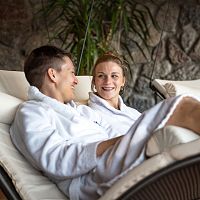 Olympiabad Seefeld - Paar im Ruheraum im Wellnessbereich schaut sich an