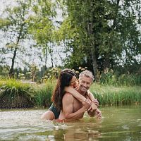 Paar beim Baden im Wildsee - Seefeld