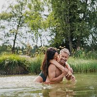 Paar beim Baden im Wildsee - Seefeld