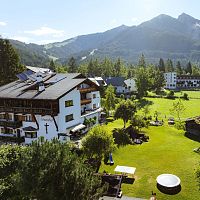 Plateau Pionier Landhaus Schmiedhof_Drohnenaufnahme Garten und Haus