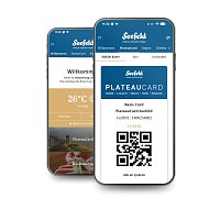 Zwei Smartphones zeigen die Seefeld-Website und eine digitale Plateau Card mit QR-Code.