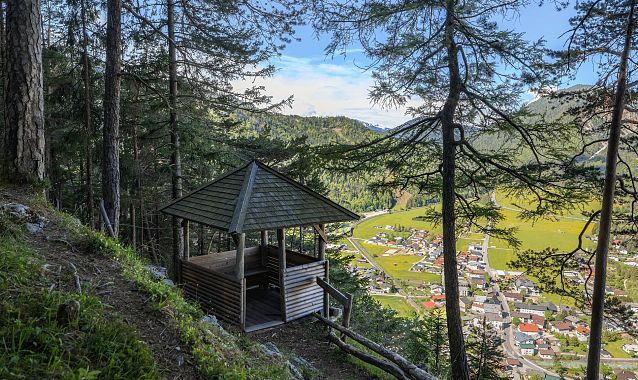 Scharnitz - Wanderung zur Adlerkanzel - Adlerkanzel mit Ausblick auf Scharnitz