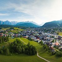 Seefeld im Sommer_Drohnenaufnahme_Panorama Pfarrhügel und Ortszentrum