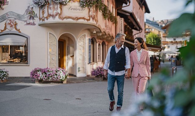 shopping-in-der-fussgaengerzone-seefeld-bummel-durch-das-dorf