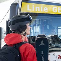 Ski-Mobility in Seefeld - Skibus mit Skifahrerin Closeup