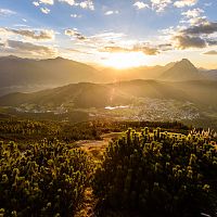 Sonnenuntergang auf der Seefelder Spitze - Blick über das Hochplateau und das Inntal - Herbst