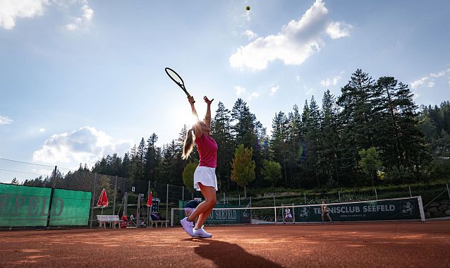 Tennis in Seefeld - Außenanlage - Doppel - Frau schläft auf - Aufnahme gegen die Sonne
