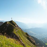 Wanderer am Gipfel der Seefelder Spitze - Blick auf die Reither Spitze und die Region Seefeld