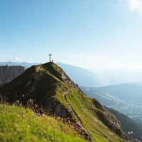 Wanderer am Gipfel der Seefelder Spitze - Blick auf die Reither Spitze und die Region Seefeld