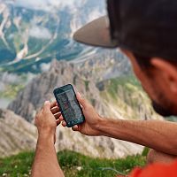 Wanderer mit Handy - Wanderkarte