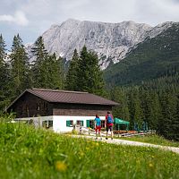 Wanderung im Gaistal im Sommer - Paar läuft auf Tillfussalm zu (2)