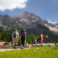 Wanderung zur Eppzirler Alm im Sommer - Mann und Frau von hinten mit Eppzirler Alm (1)