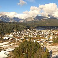 Blick auf die Region Seefeld mit schneebedeckten Dächern und majestätischen Bergen im Hintergrund.