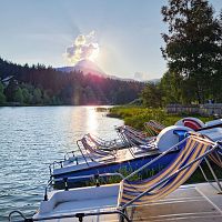Wildsee bei Sonnenuntergangsstimmung - Blick auf Hohe Munde mit Tretbooten