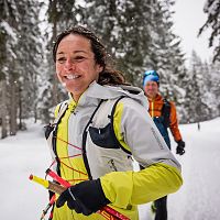 wintertrailrunning-in-der-region-seefeld-glueckliche-laeuferin