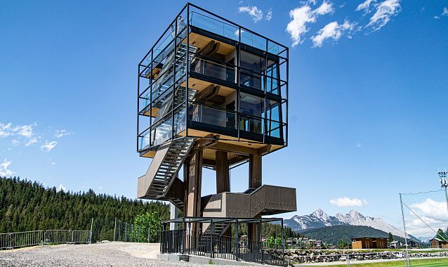 wm-turm-seefeld-im-sommer